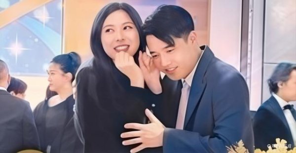 专业实盘配资杠杆 何猷亨与新女友近照曝光，相互依偎笑得甜蜜，女方一头长发好斯文