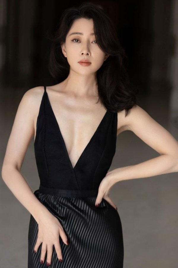 贵阳股票配资公司 殷桃太丰满，真穿深V裙都兜不住好身材，我感慨：资本果然会选人